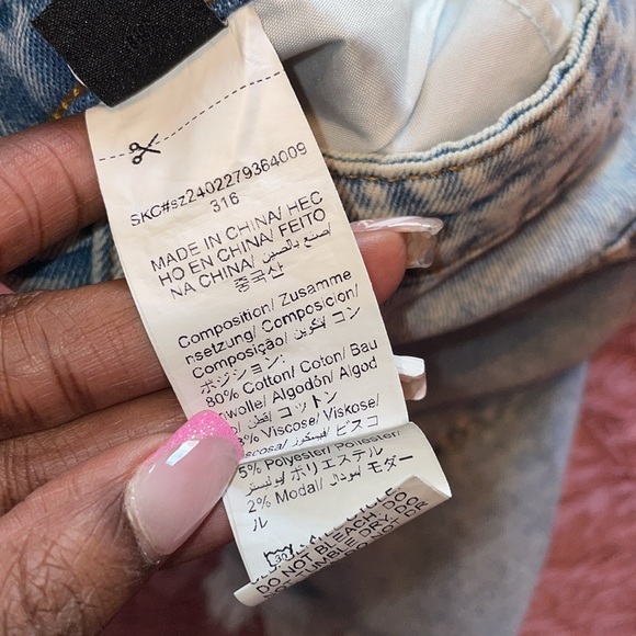 SHEIN Acid Wash Distressed Denim Shorts 🌟 NWOT - Picture 3 of 3